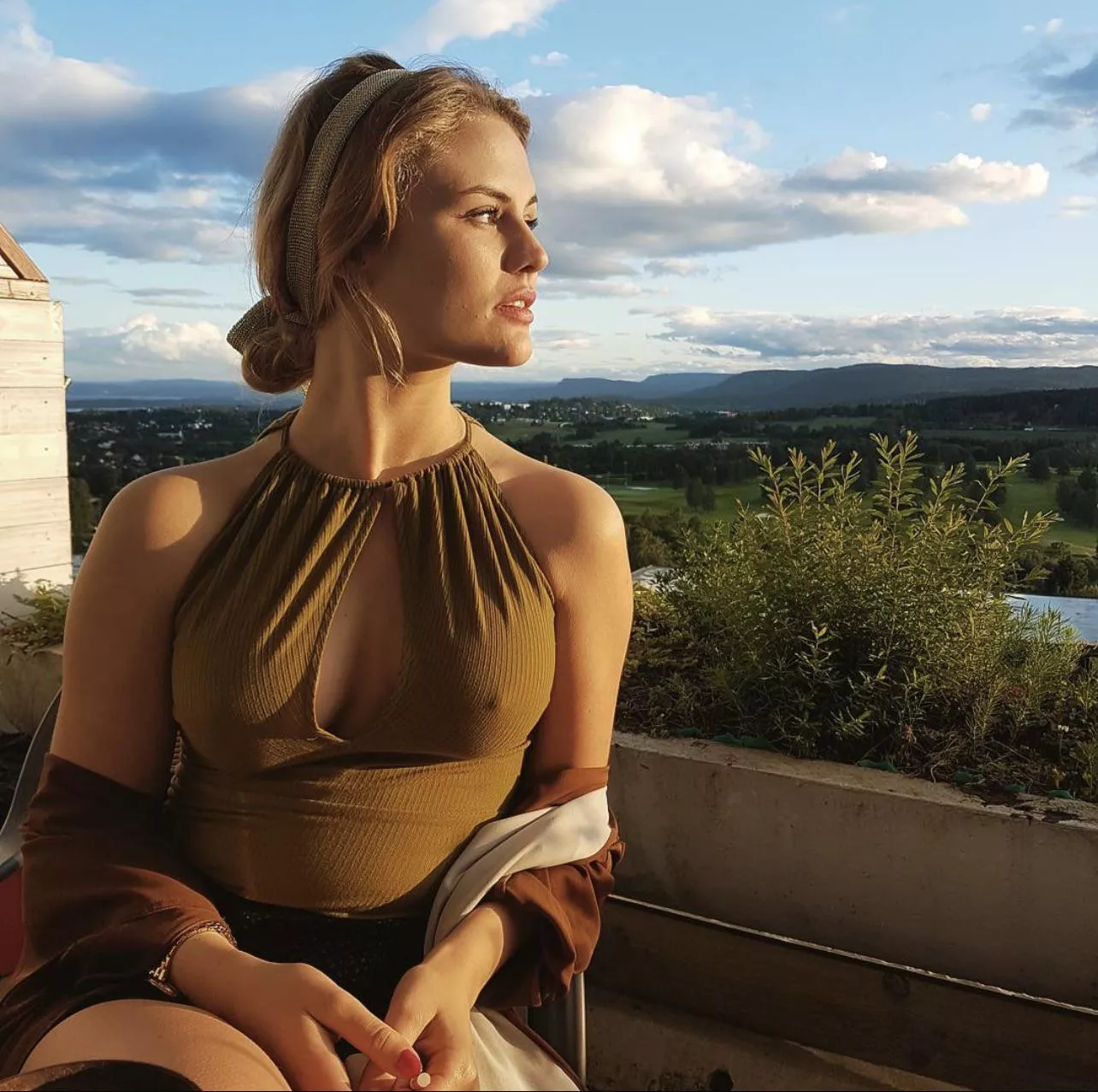 gorgeous blonde iutr posted by richard_smoker_