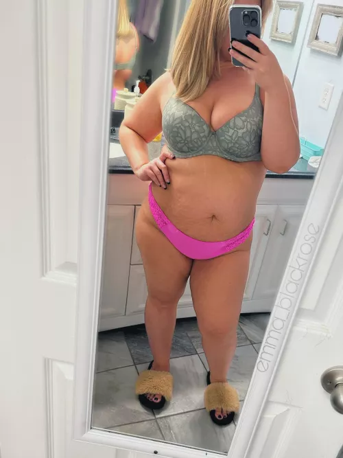 Just a blonde that loves to flirt and make you smile by em_blackrose