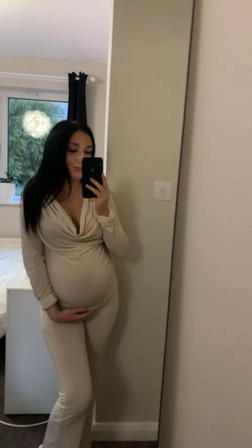 My bump my bump 🥰 by Vienna-cumslut
