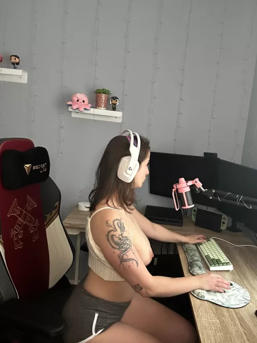 react if you would make a custom with me for OF by plumpvalidity22