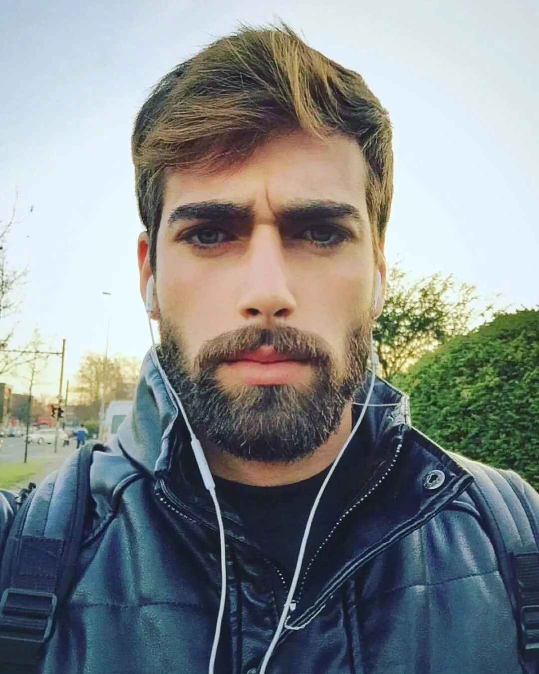 Taken from a cracked S9+ on my way to work 😅. Also, I can't live without wired headphones. I miss them tangling in my bag and buying another pair the next day. posted by Lorenzo7891