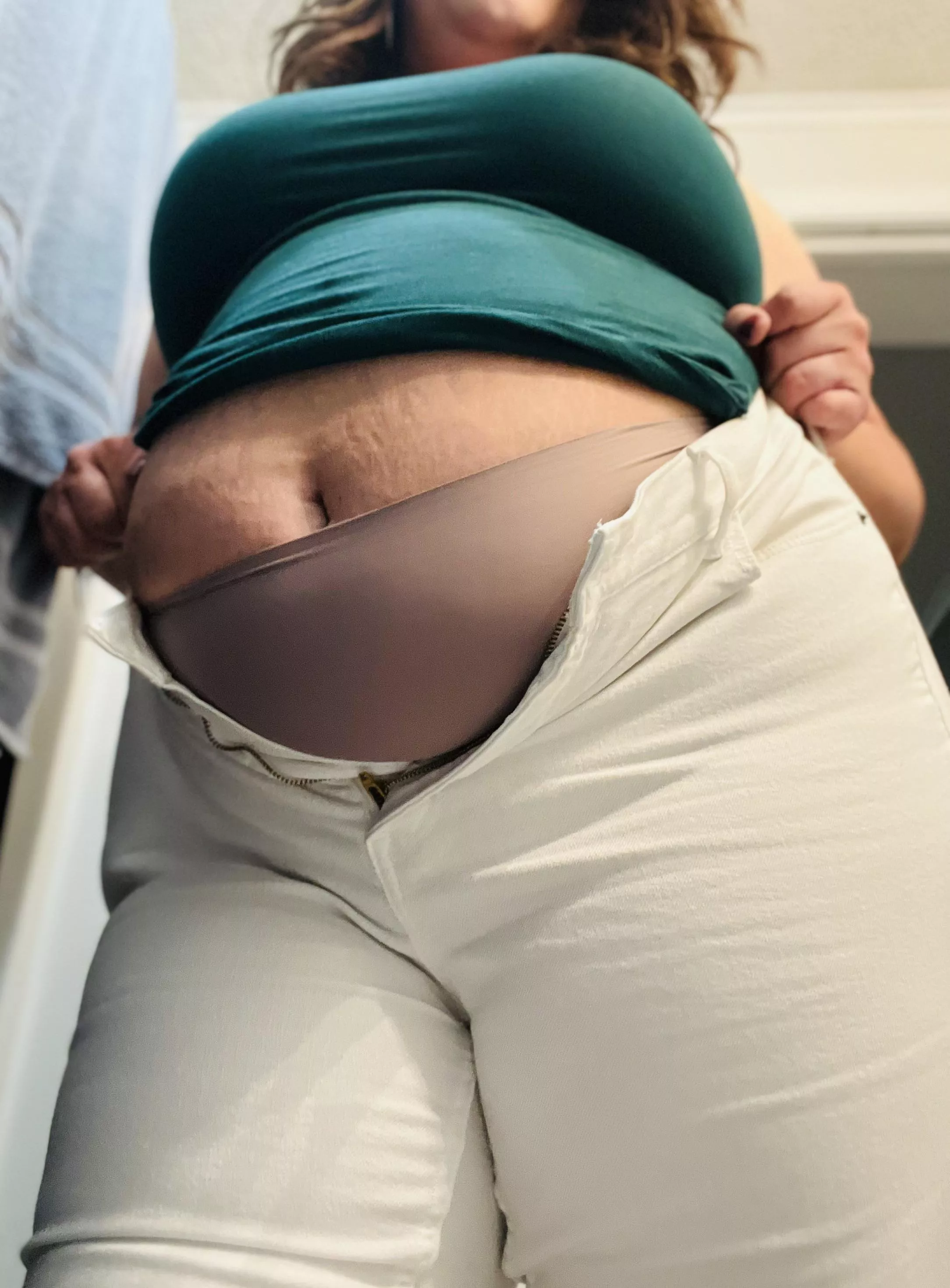 That’s one stuffed gut 🥵 posted by hipsnbellybabe