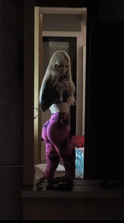 Wonder why guys look at me at the gym🤨 by Blonde_sophie