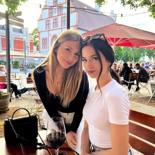 Blonde or Brunette? by laslokovacss