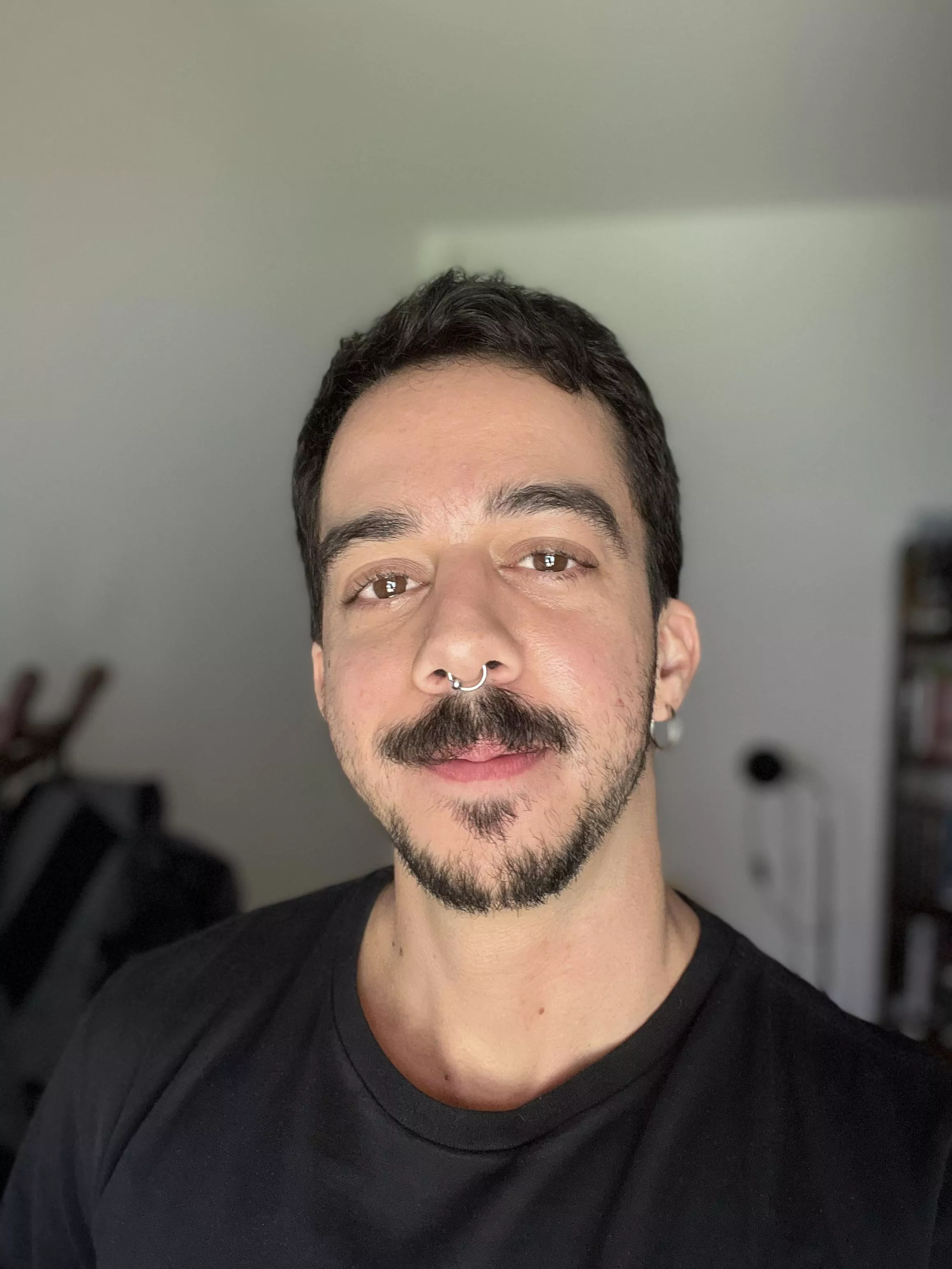 Feeling pretty taking selfies on my new phone 😌 posted by razumikhin92