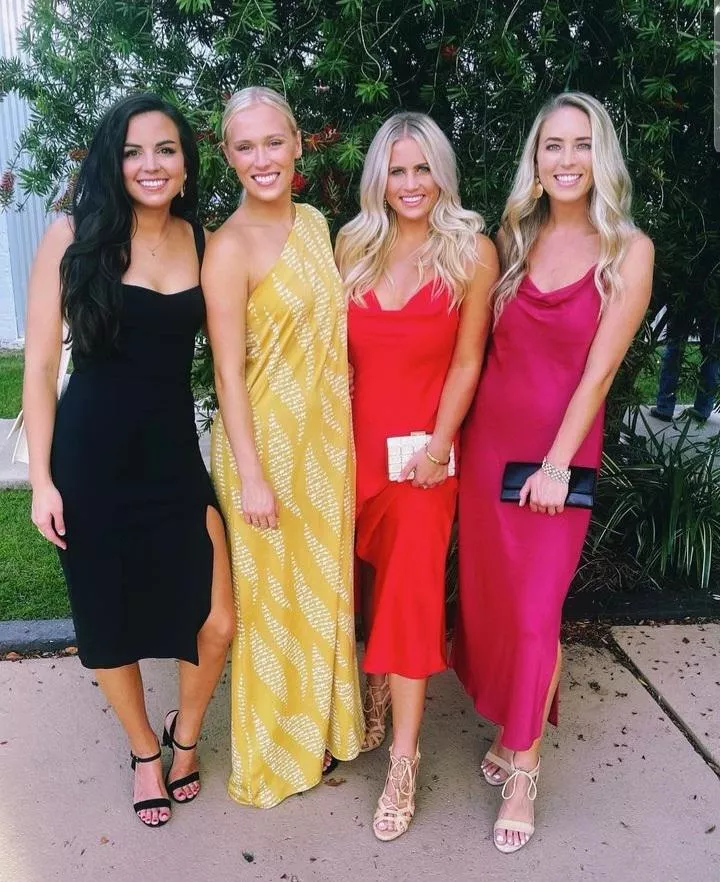 Hot girls posted by Resident-Low-2261