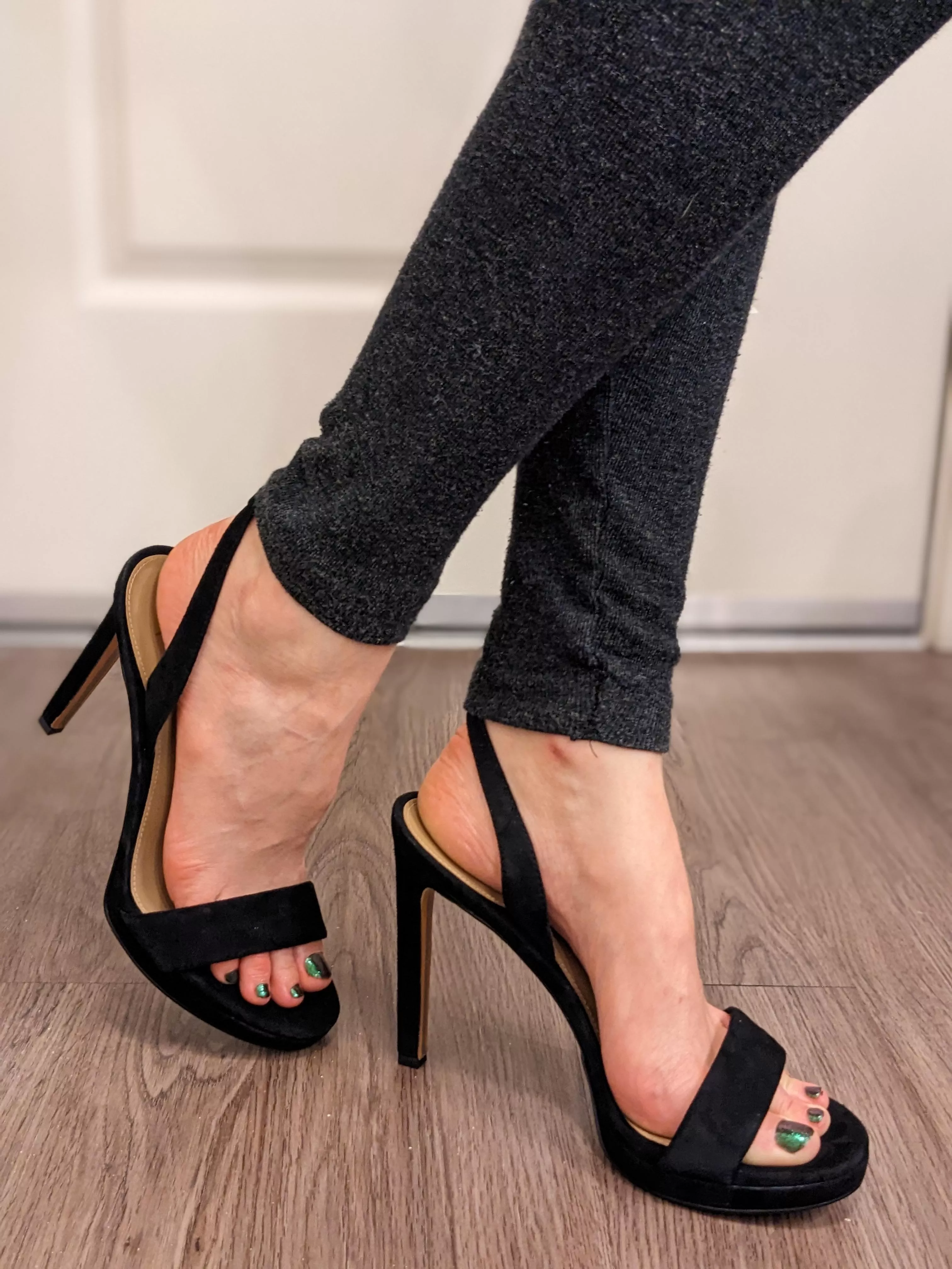 New heels and new pedi posted by amydepic