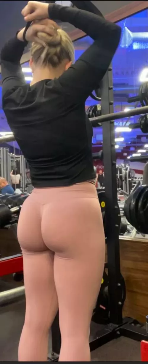 Quickly fixing my hair before a heavy set by shabbyprecinct