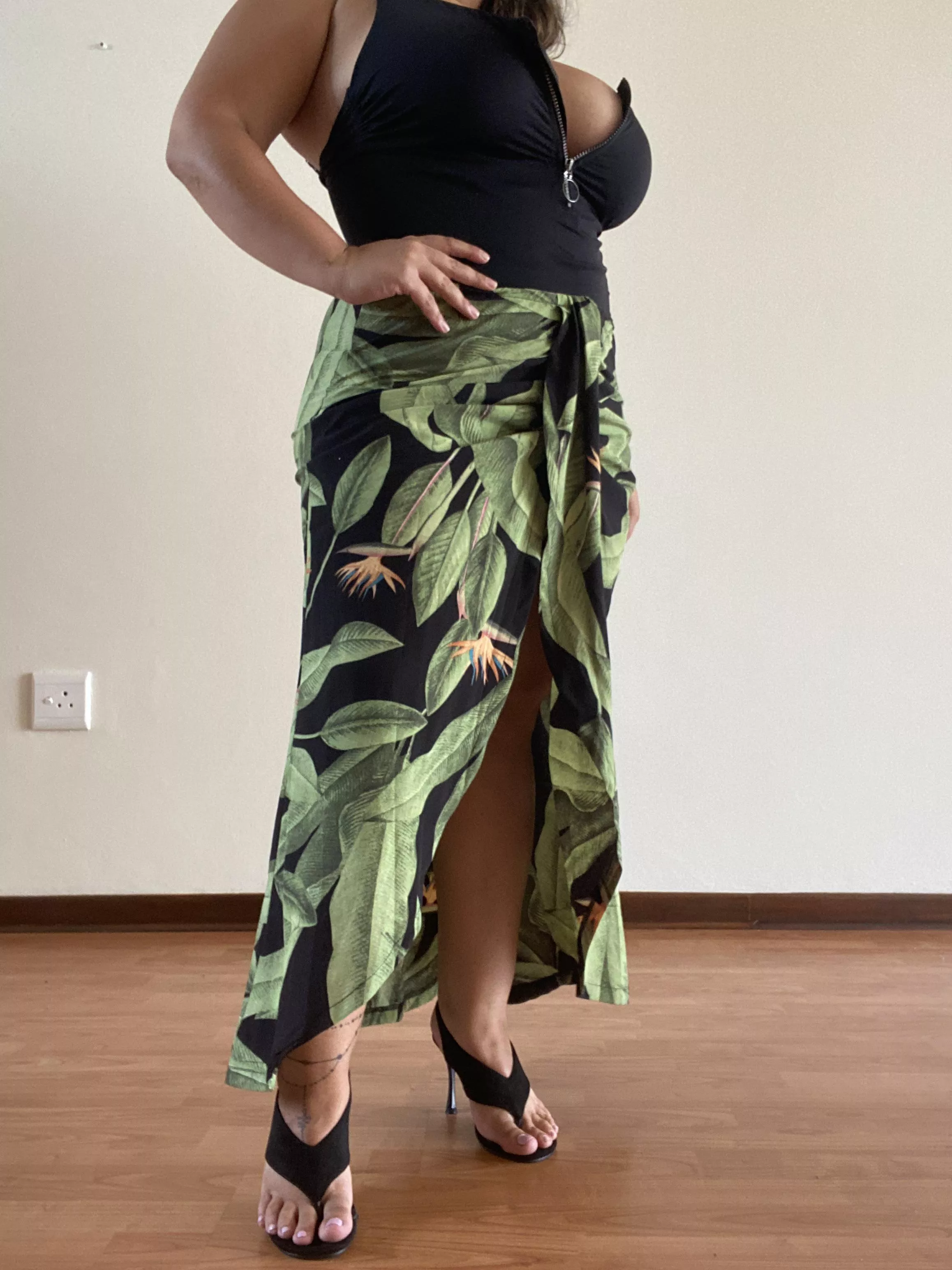 Ready to go for my walk on the beach front… yes in heels. posted by aphroditezeries