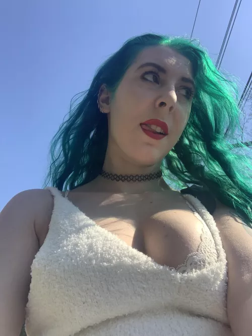 Sunny cleavage by sirenskiss3