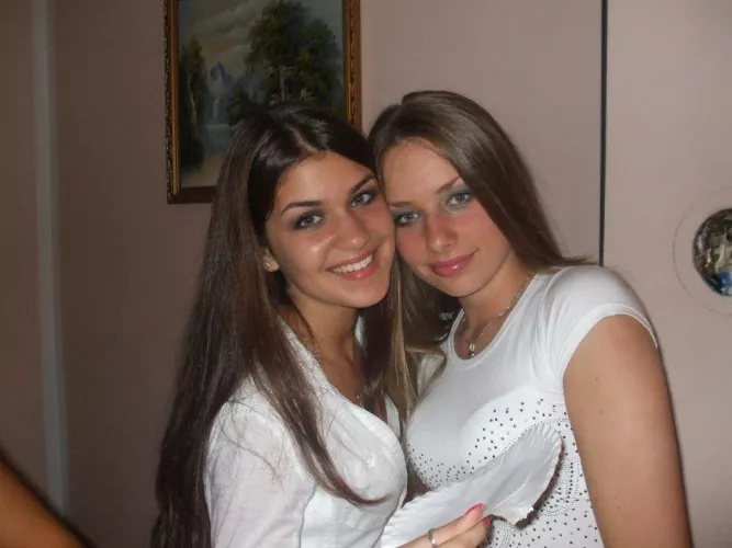 Which smiling girl? by minkoil81