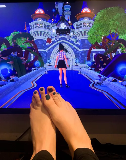 Anyone into sucking my toes whilst I play Disney? by ShelleyCoco