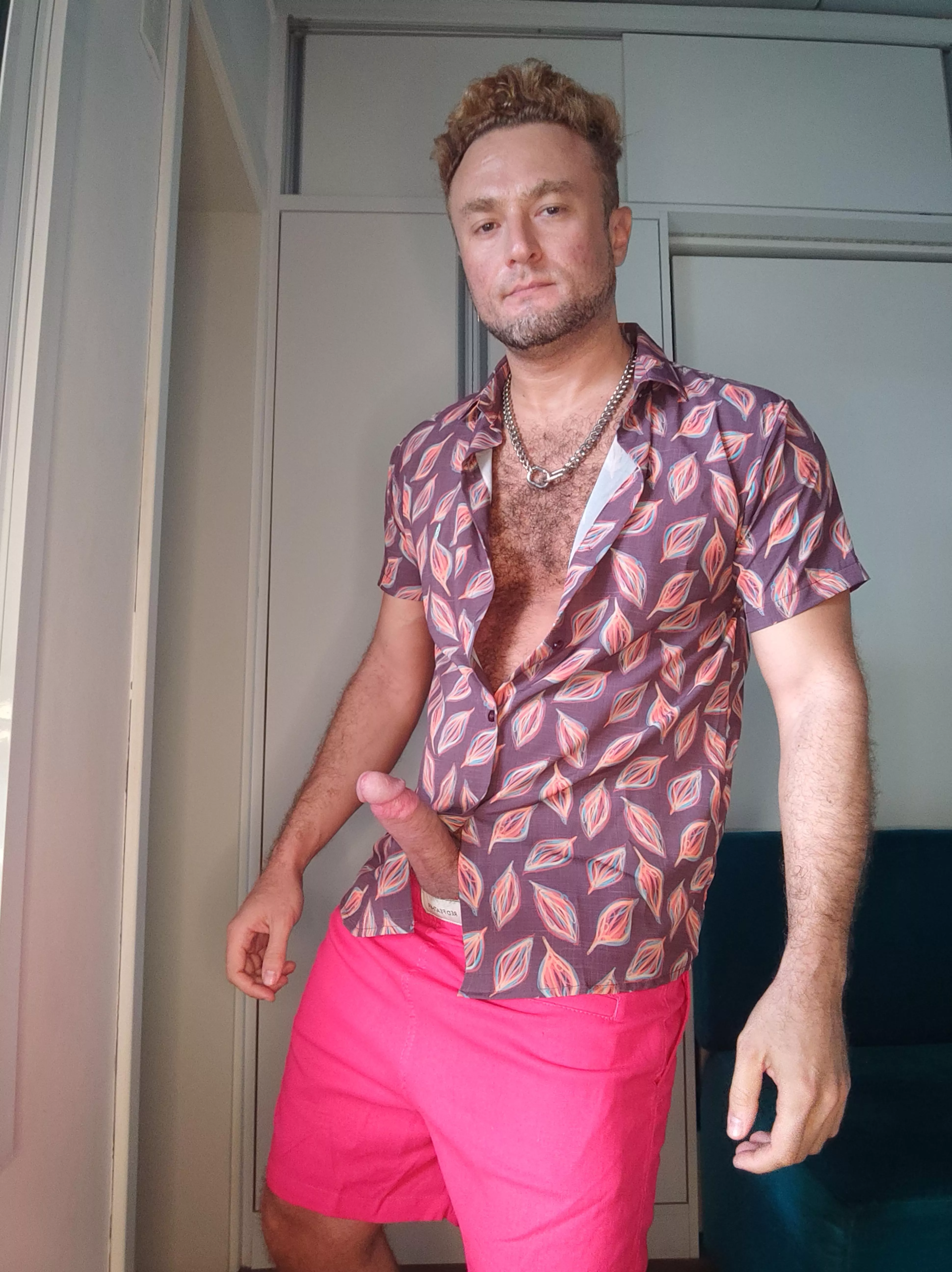 Completely dressed posted by luiskolodin