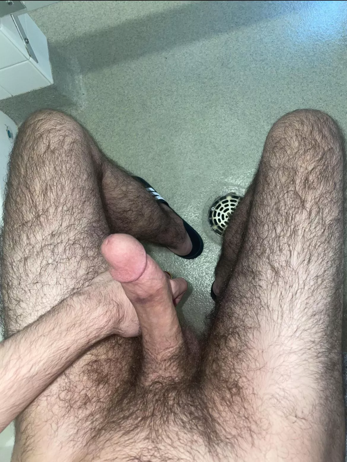 I think my hairiness qualifies for the otter label 😅😅 posted by gogogogowon