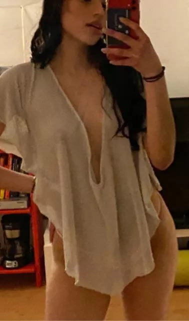 Opps! someone are trying to peek🙈 posted by Mia_Latina