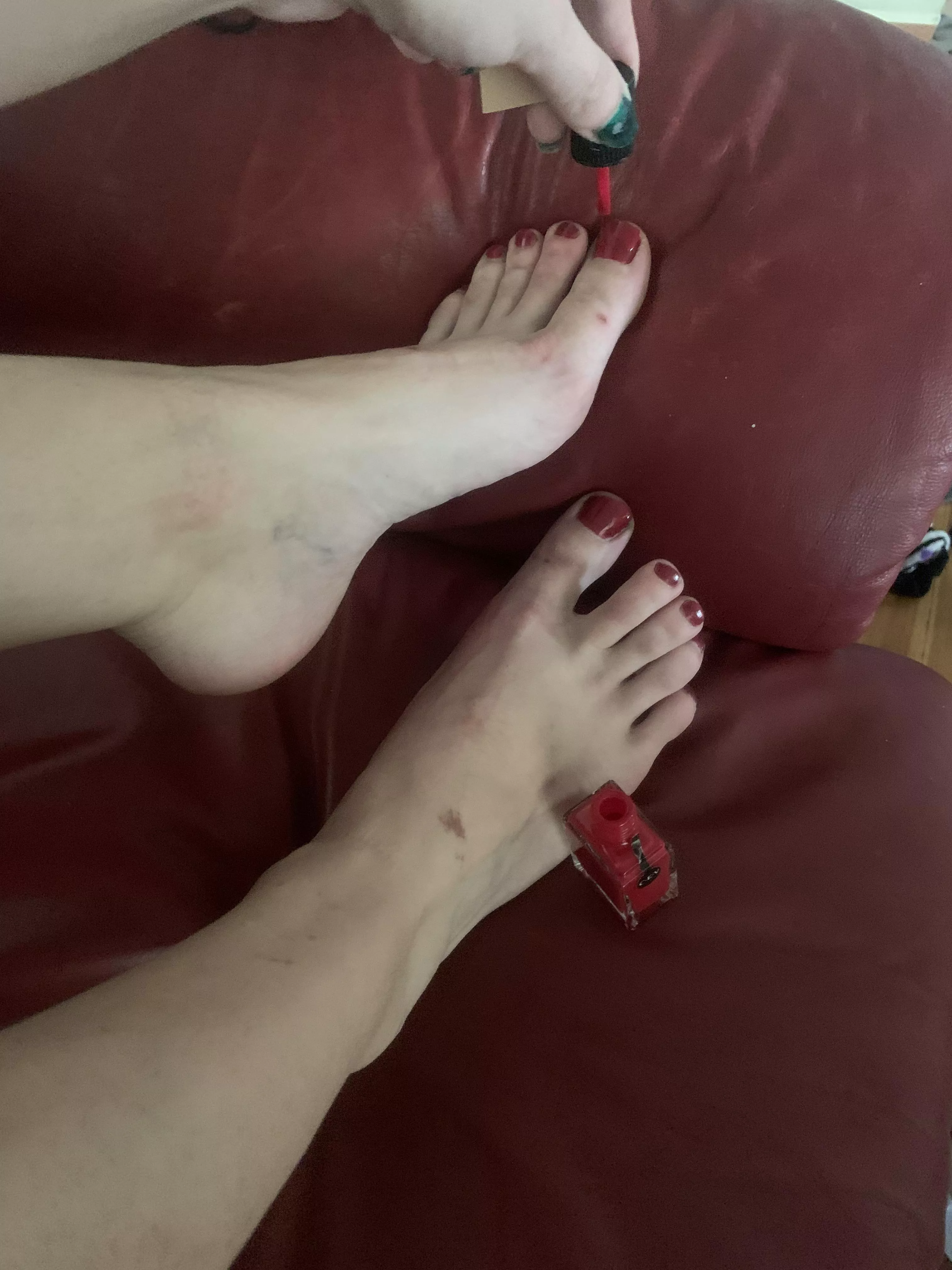 Painting the piggies posted by sirenskiss3