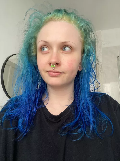 the touch up side of having bright hair that people don’t show you 🤣🤣 by AndieHart98