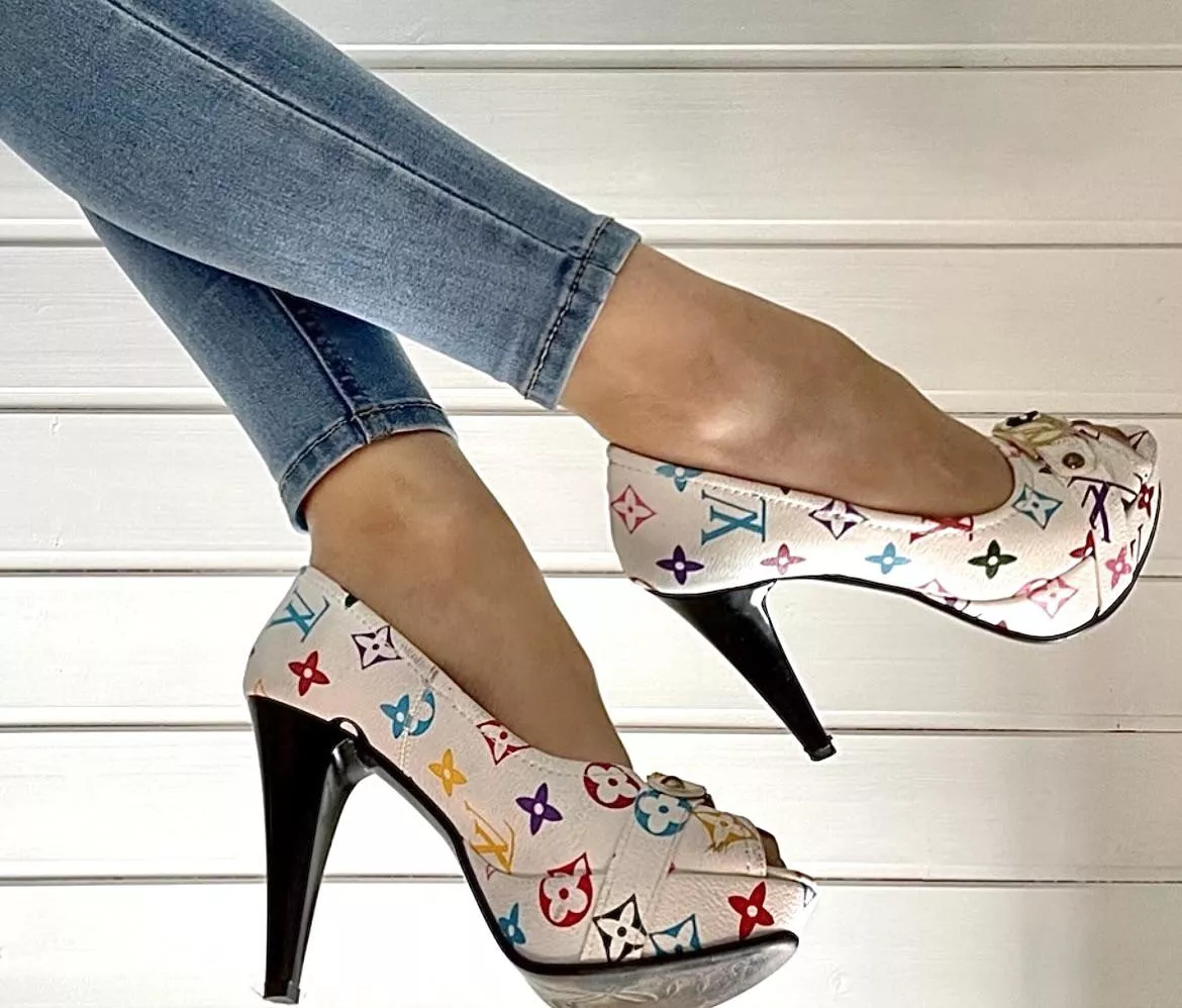 Blue jeans and heels 💙 posted by Unicorn-Girl7527