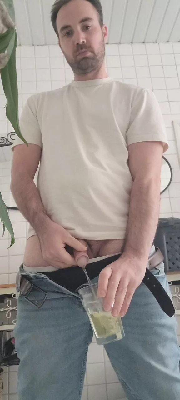 Filling my cup of tea💦 posted by Goldenjuicefag