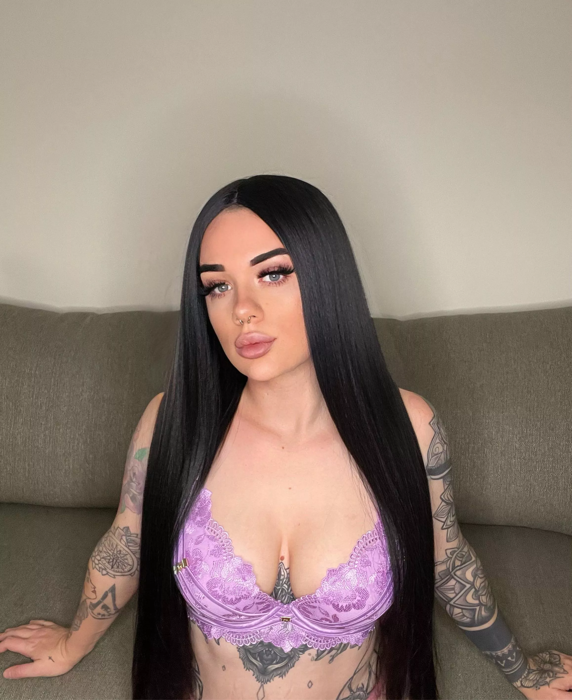 Freaky goth girlfriend 🖤 posted by Grvvdiggerr