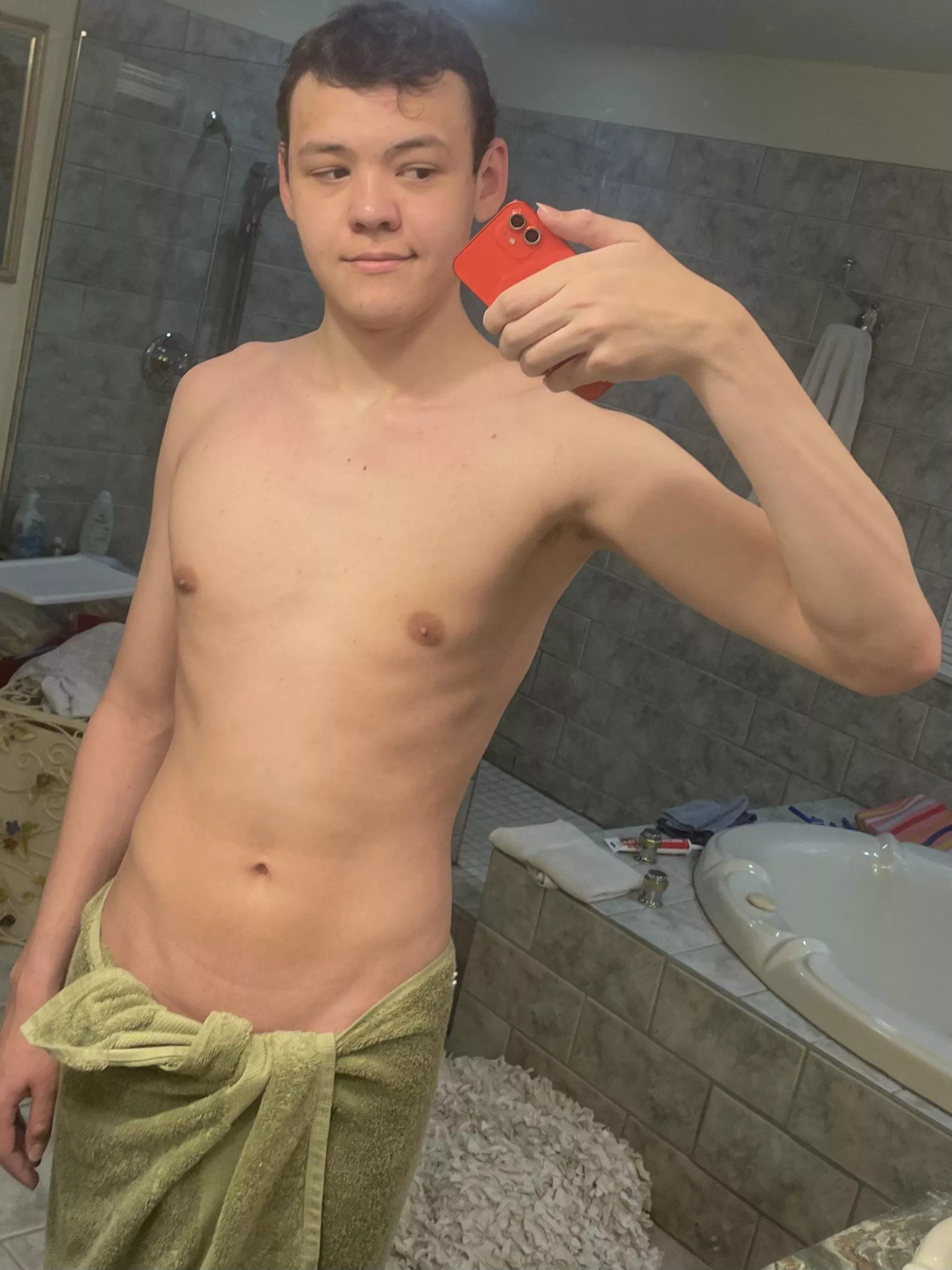 Have you ever seen a 6’7 (200cm) twink before? 😛 posted by ThxIGotItFromMyDaddy