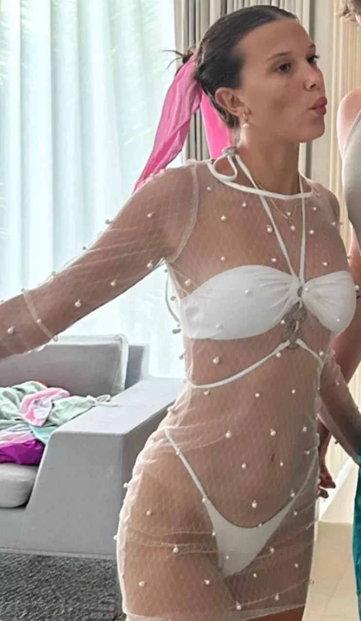 I need to fuck a buds fist to Millie Bobby Brown's tight bikini body posted by PimpingCelebs