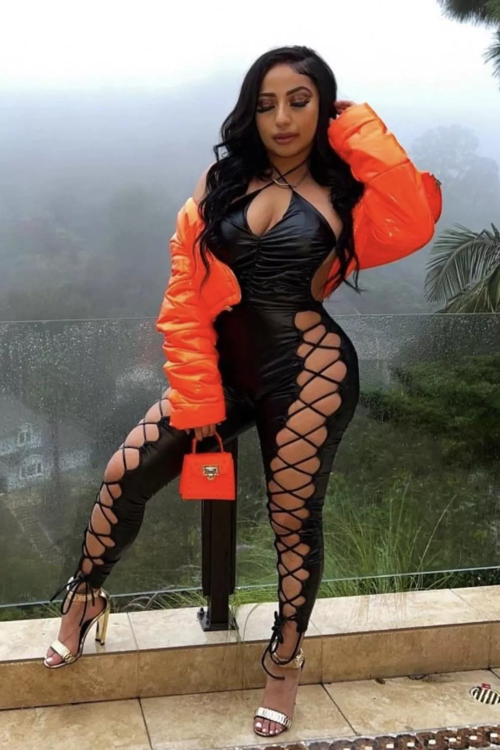 Meant to accentuate her curves posted by swordmastax10