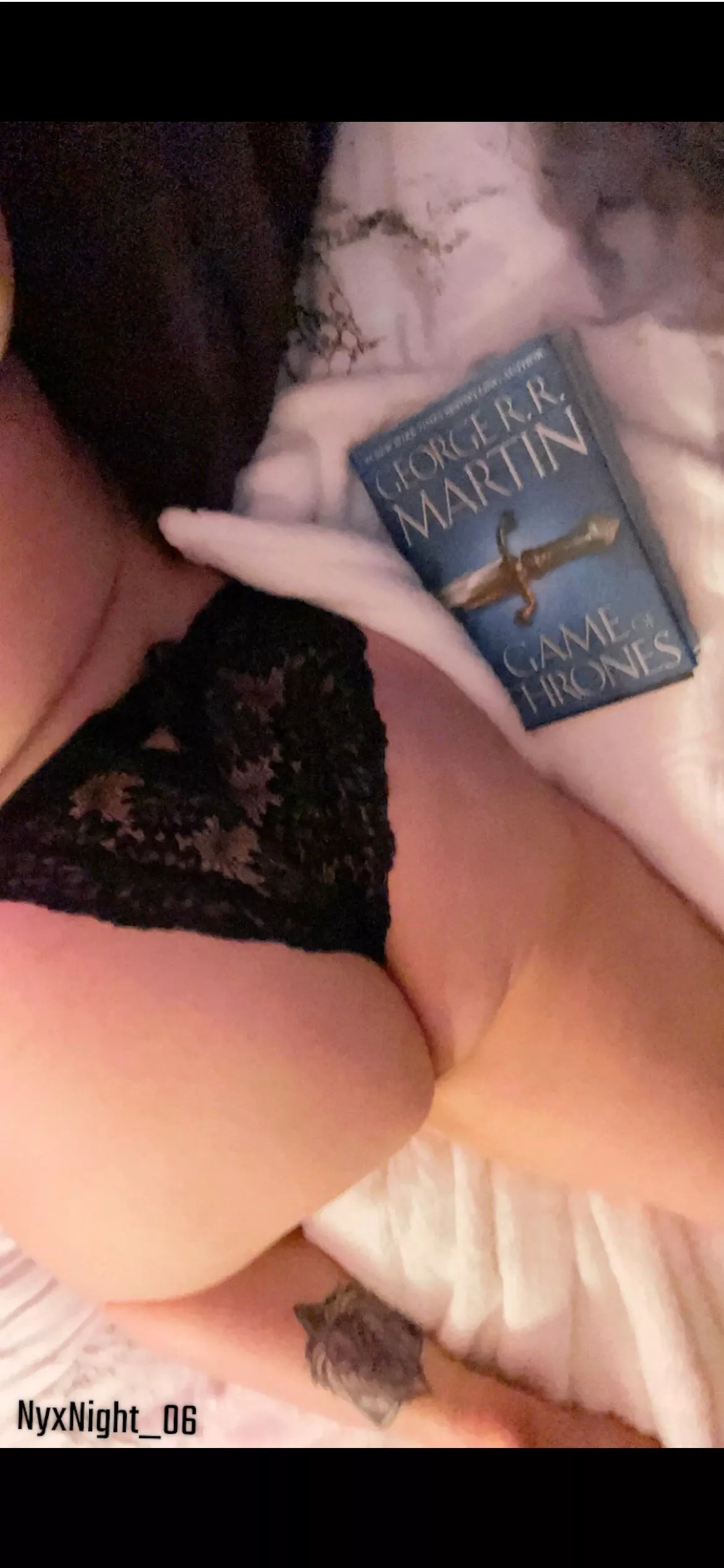 Summer Reading 🗡️ [f] posted by NyxNight_06