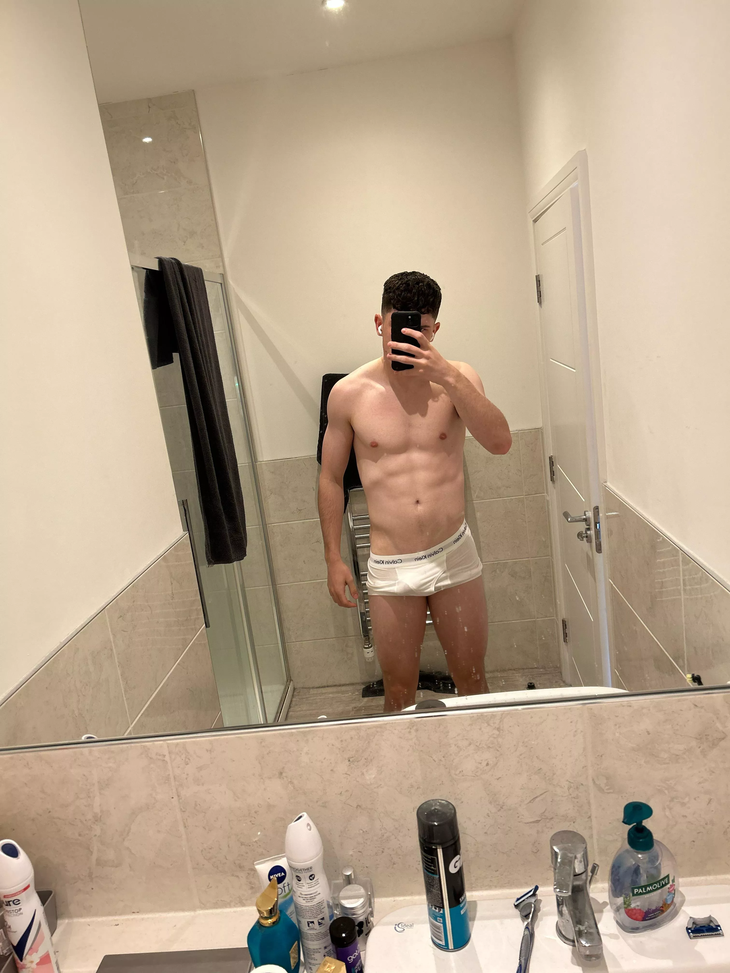 21. Top. Uk. Looking for a bottom with a nice ass to make me cum. Z_123689 posted by LargeConsideration87