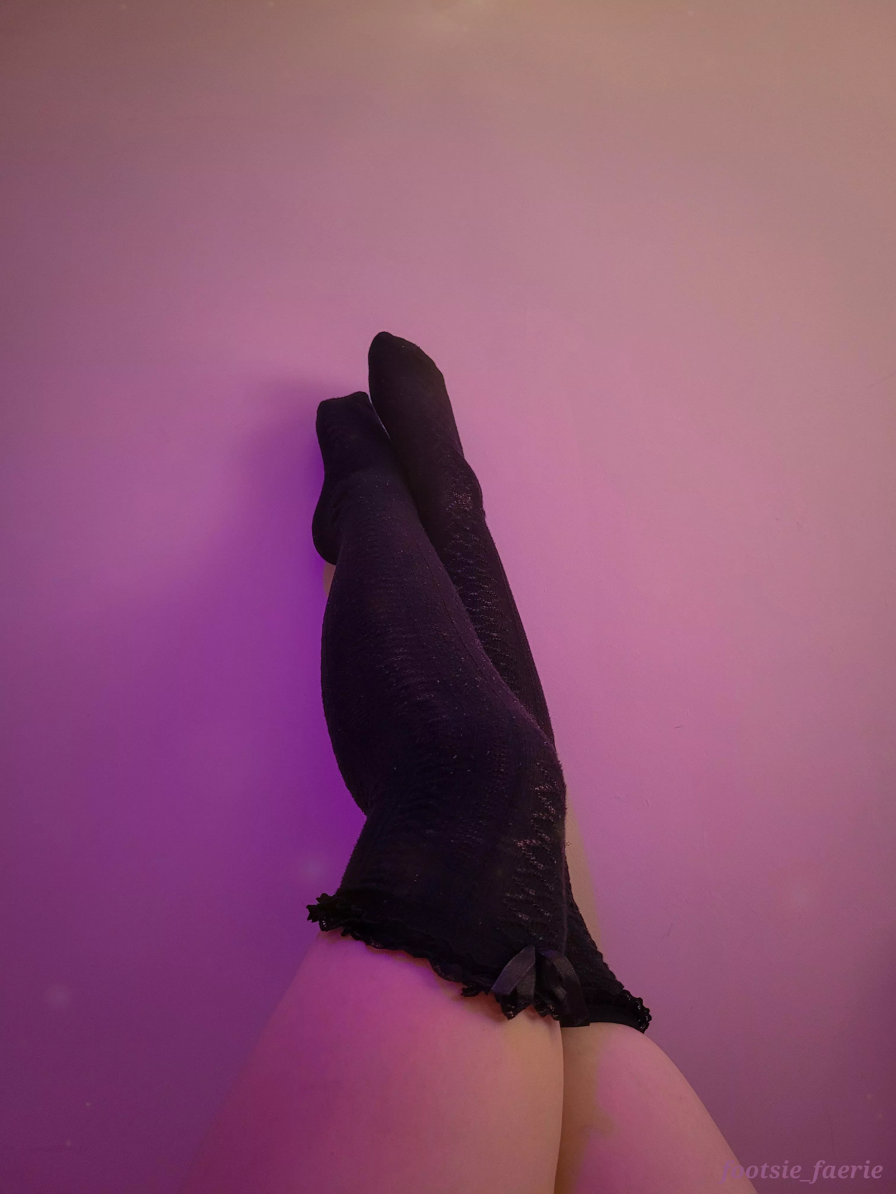 Do you like my thigh highs? The bows are so cute 😌 posted by footsie_faerie