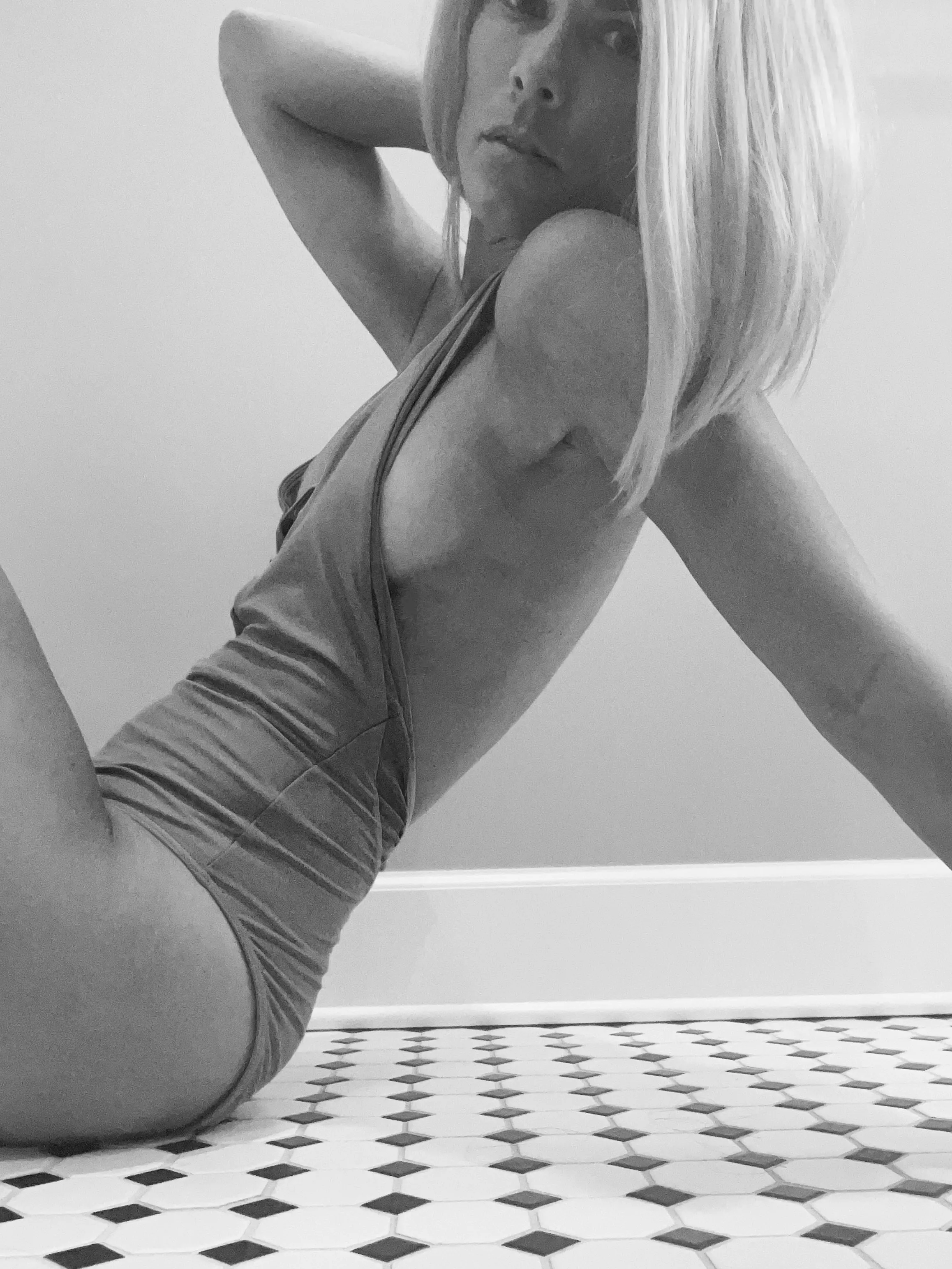 love a little side boob in the morning posted by Sonmiatlas