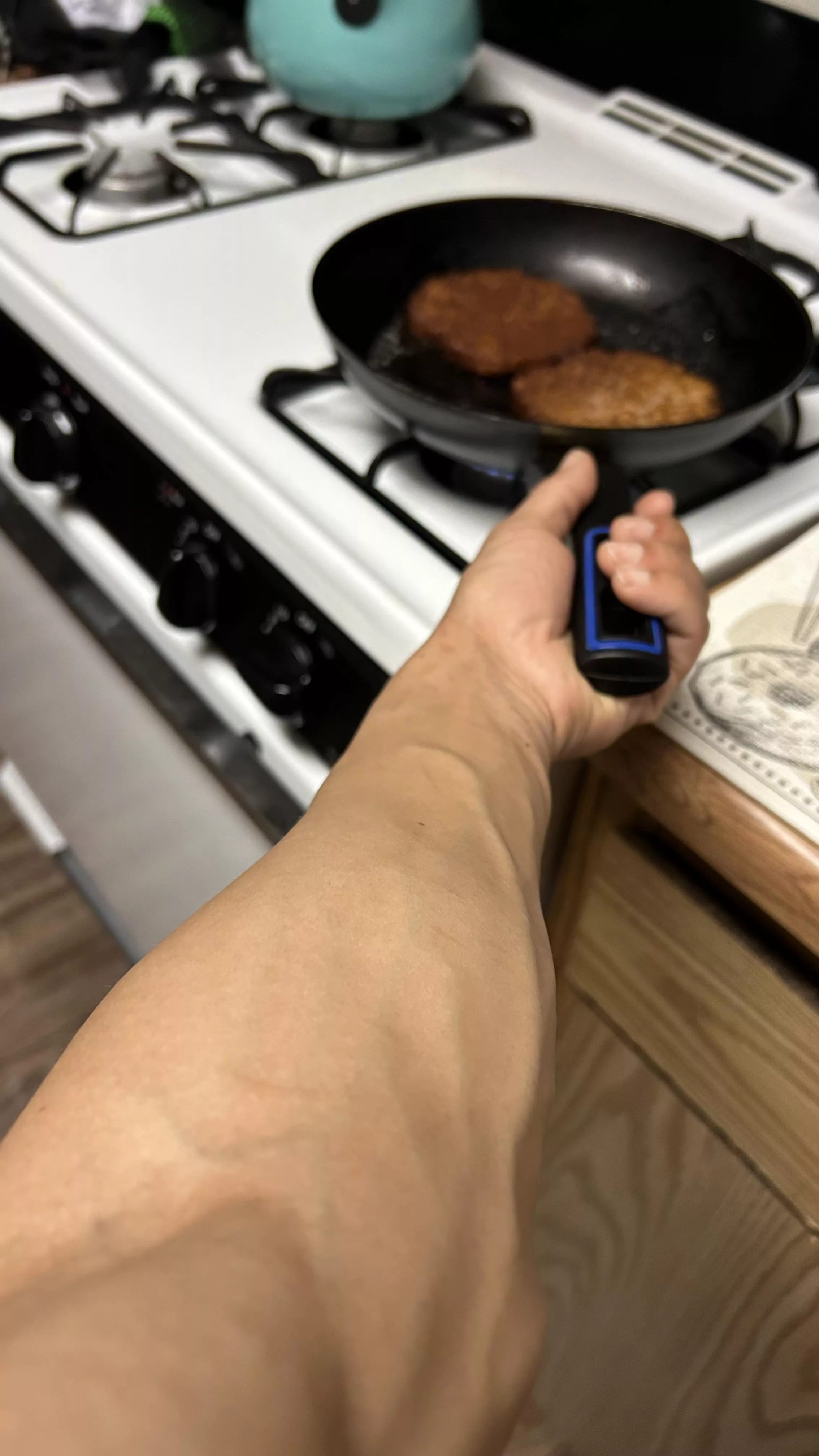 who wants a burger? 🍔💚 posted by thislinkisded