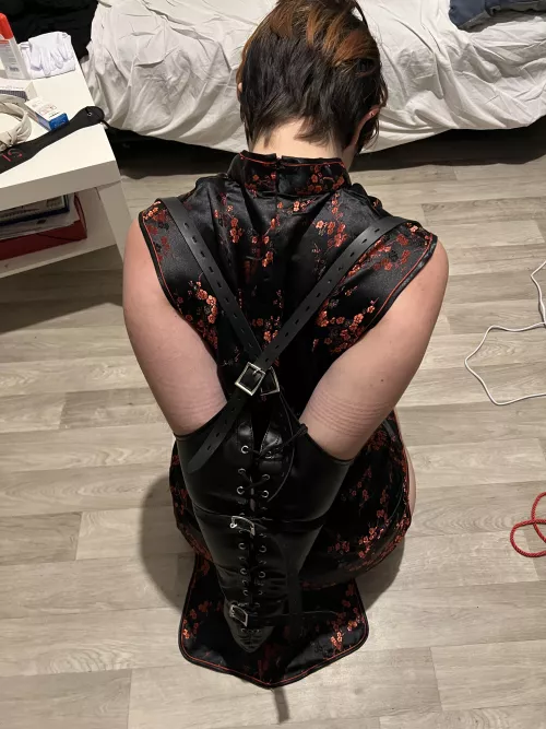 Armbinder + cute dress by Zezantetsuken