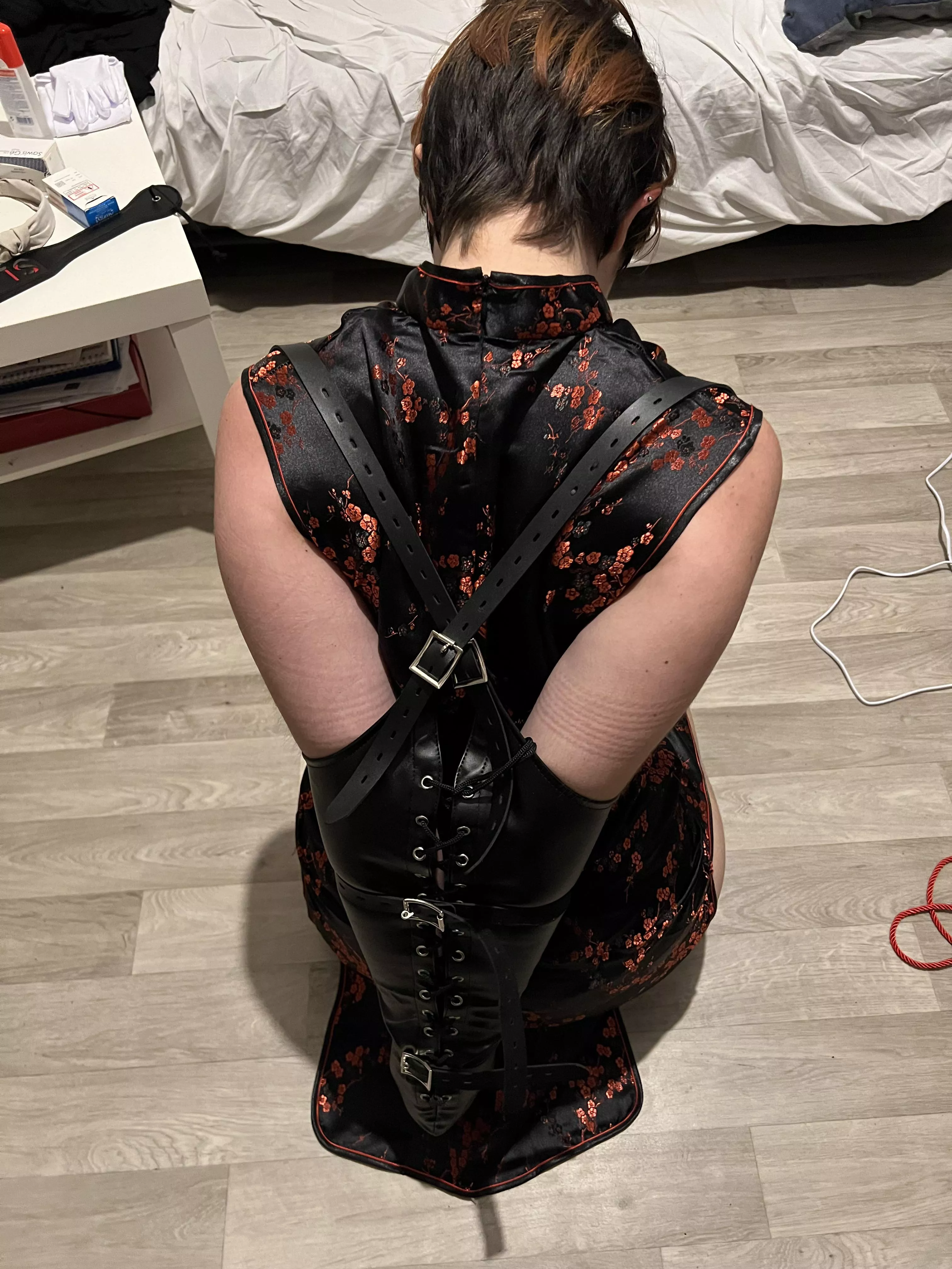 Armbinder + cute dress posted by Zezantetsuken