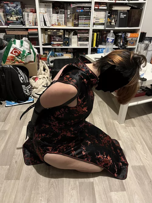 Armbinder + cute dress part deux by Zezantetsuken