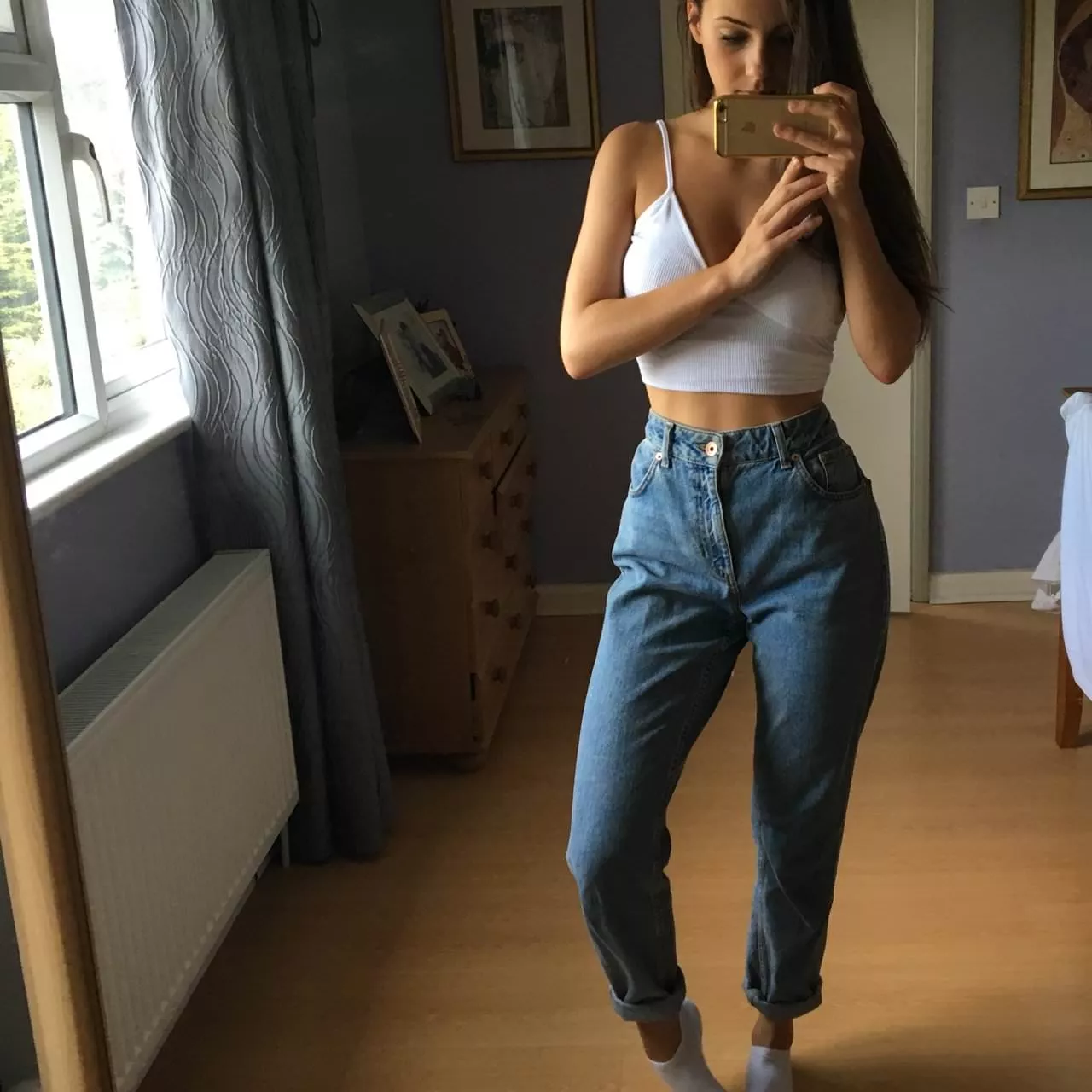 Bedroom selfie posted by Wallydinger123