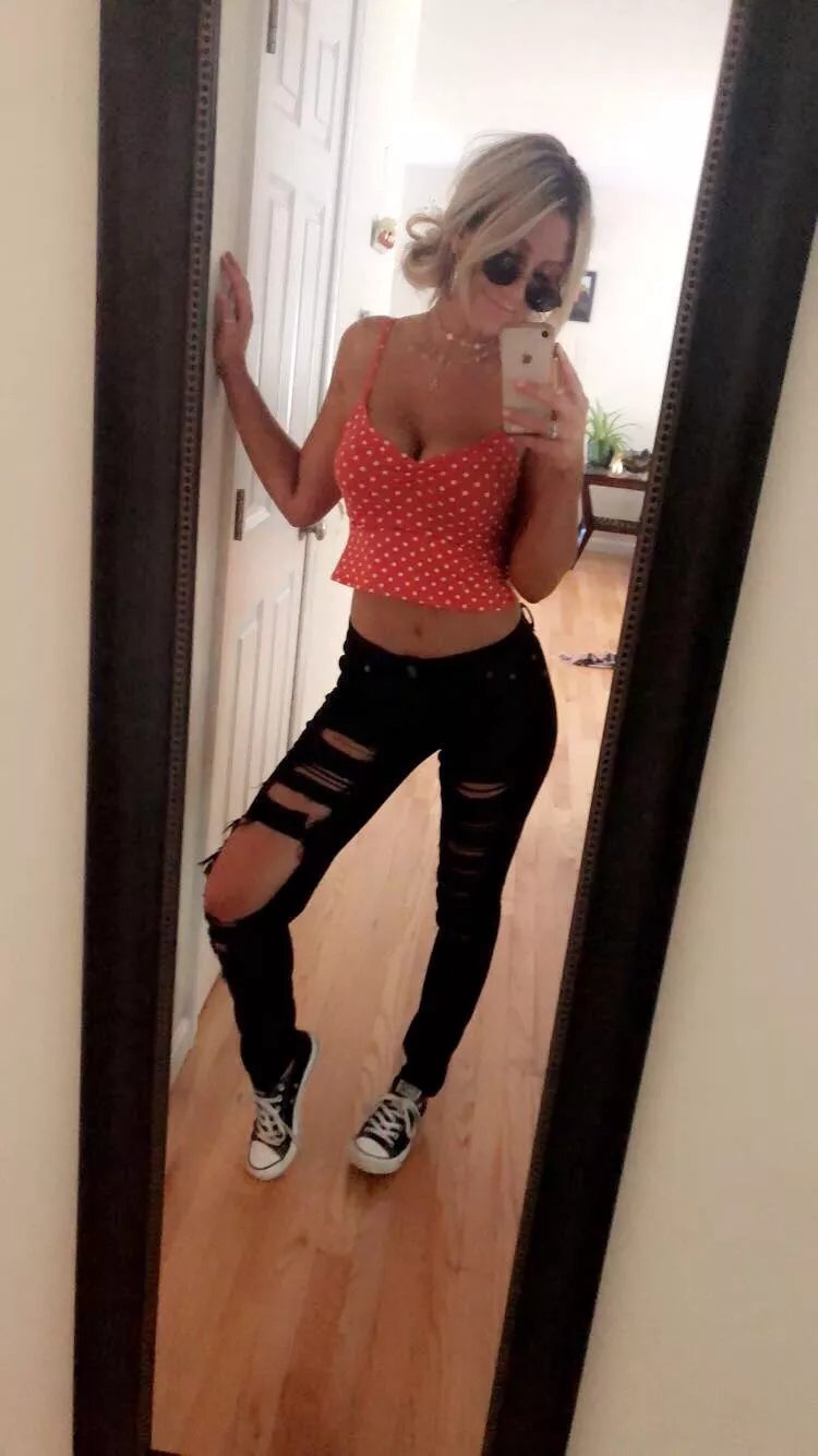 Blonde selfie posted by Wallydinger123