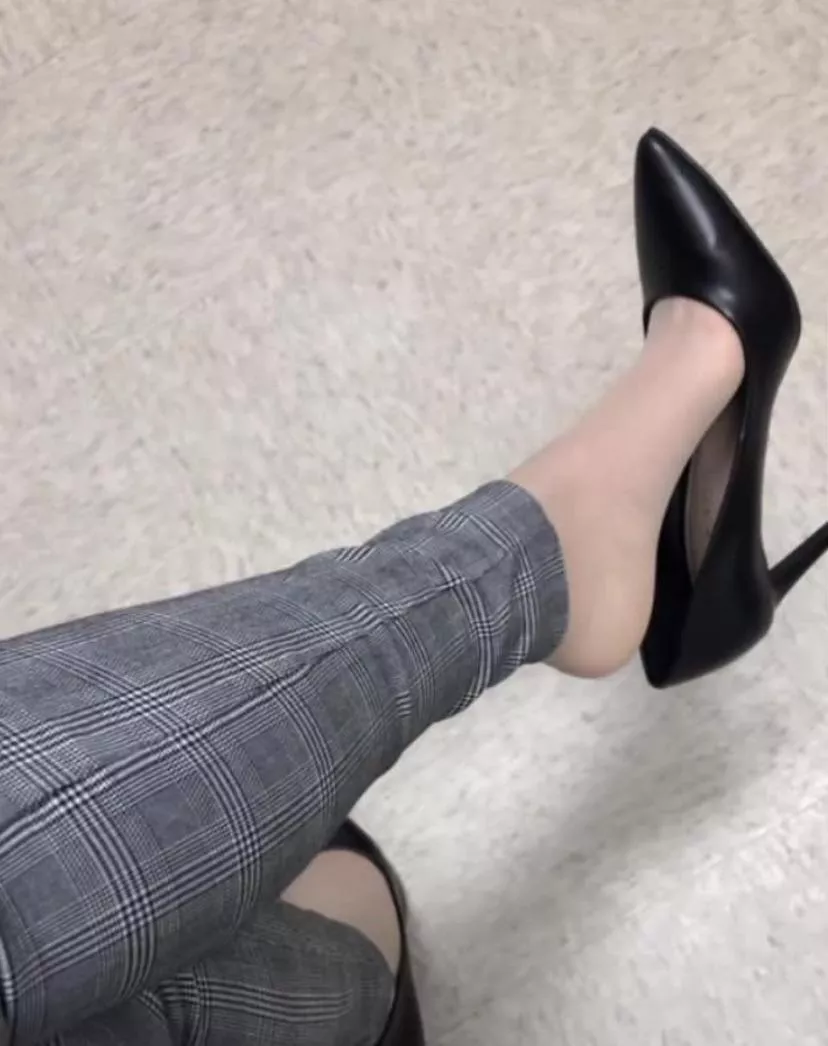 Does anyone like pantyhose under dress pants? posted by Outrageous_Curve5978