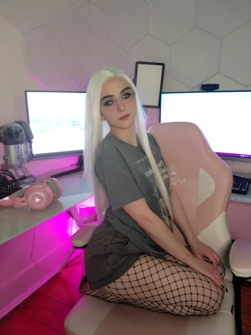 First post in a while! Same glasses because I love them! by aevimari