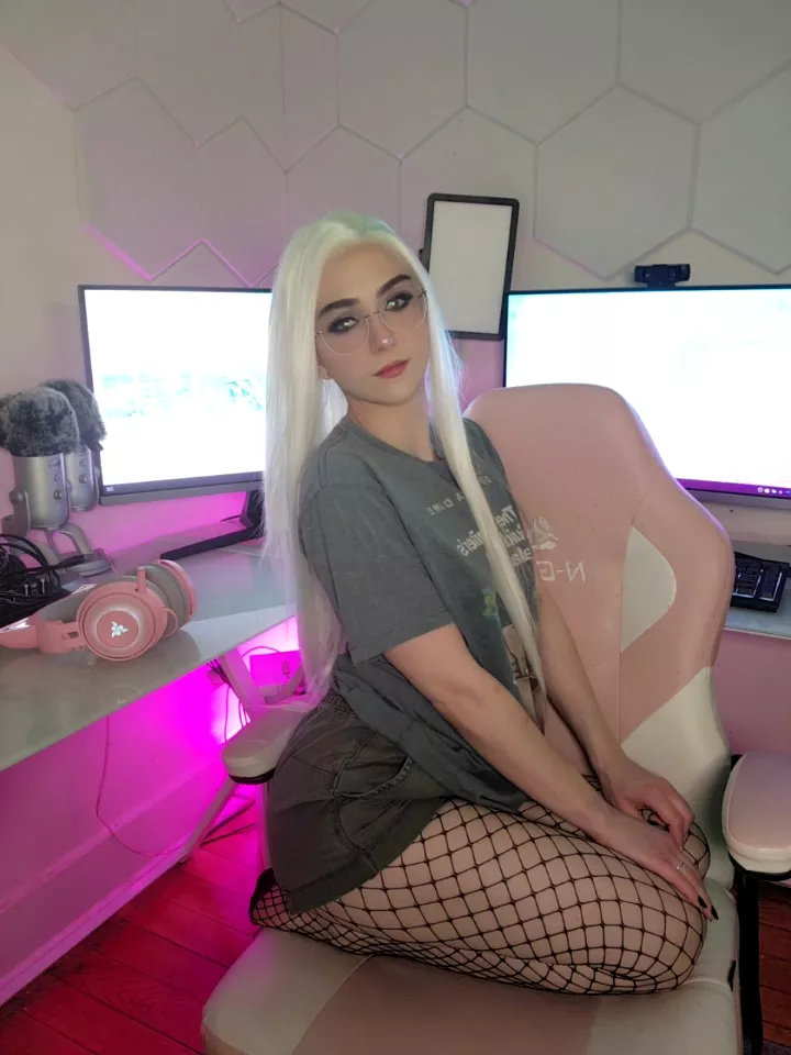 First post in a while! Same glasses because I love them! posted by aevimari