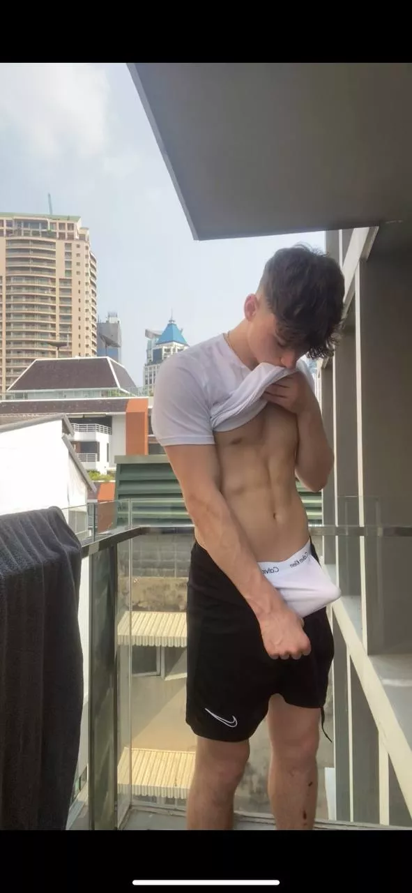 Got a boner in public 🍆🍆 posted by leo-brooks