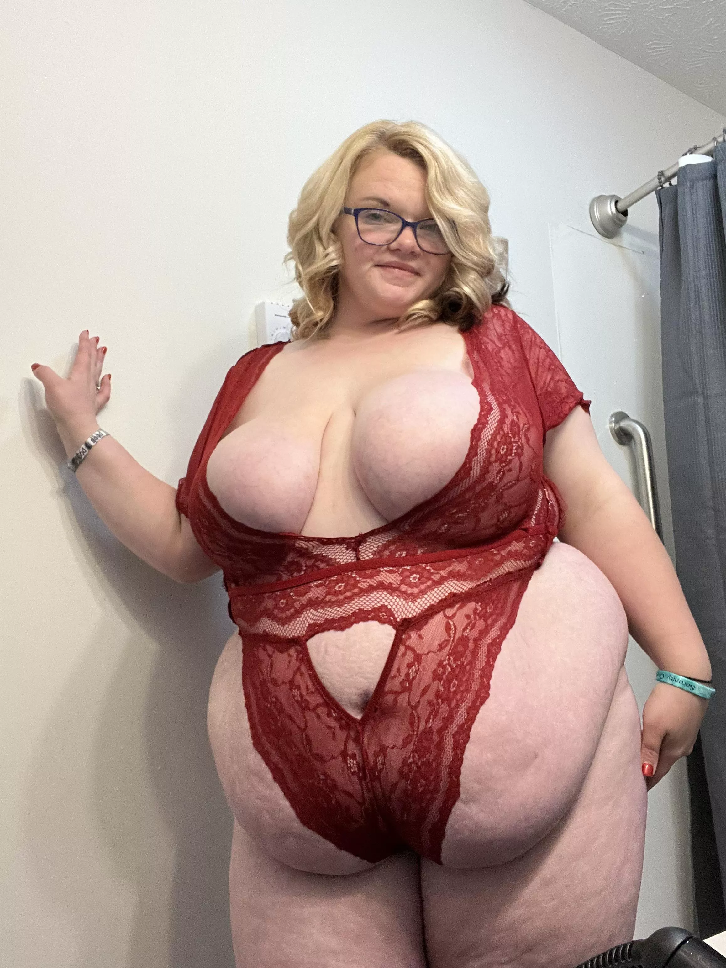 Hi boysss. Don’t be scared, I have no safe word. posted by TripleDDD95