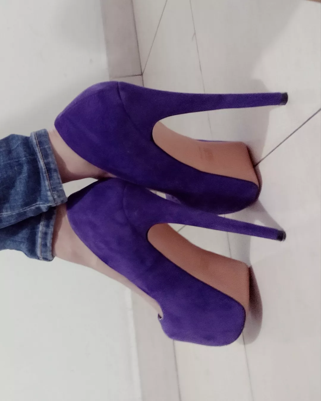 I believe wearing heels and jeans looks very casual and 🥰 (oc) f 27 posted by soldaderyan