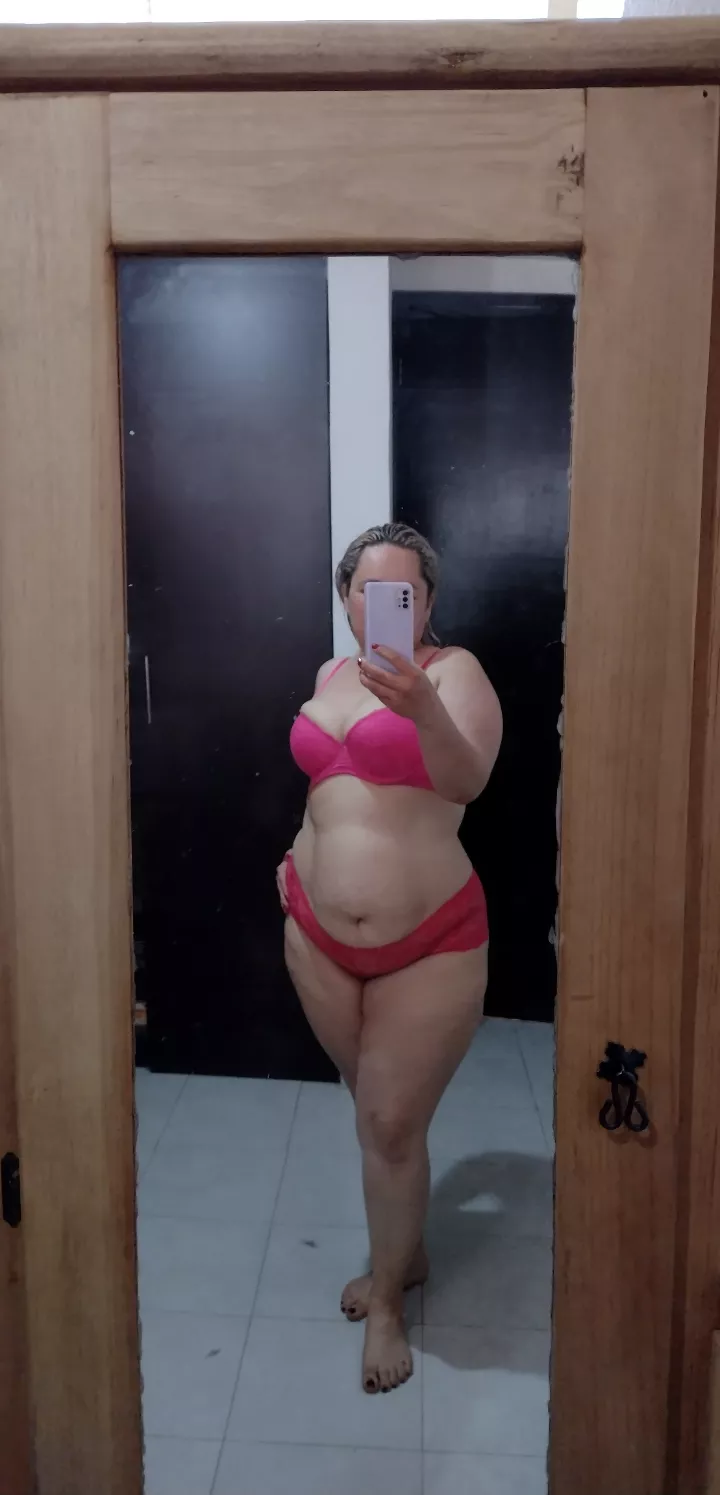 I don't know what to wear today. Suggestions are accepted 🤗 posted by Mmmmariassss