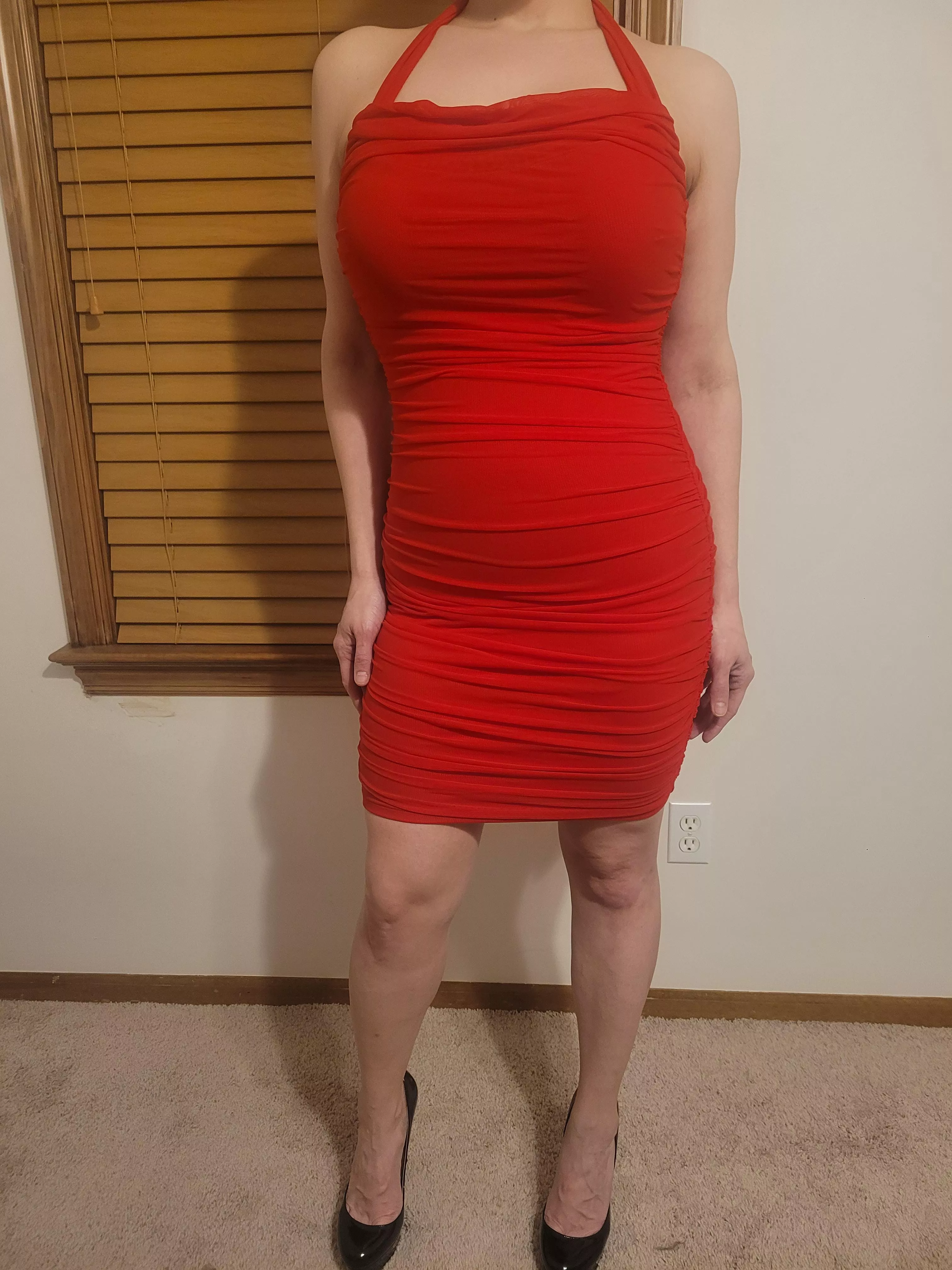 MILF rocking a tight dress posted by tits_n_feet