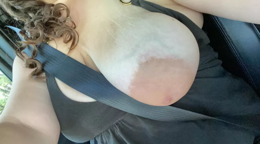 Sunny out and in traffic again.. don’t get too distracted by those next to you😉 💋 Drive safe! by stmy_89