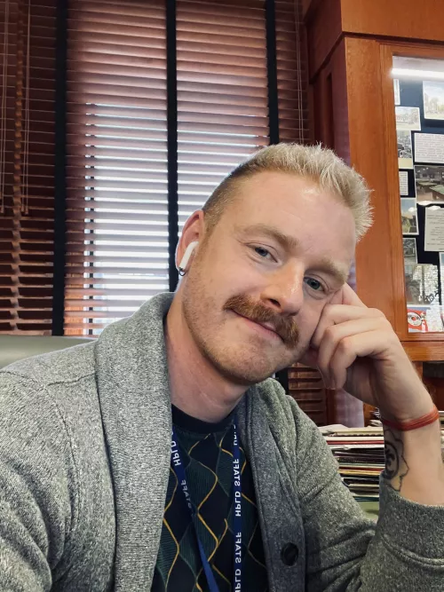 Bored af at work by InquiringMndsWnt2No