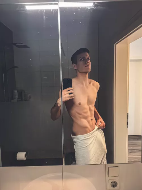 did you notice what's hiding under the towel? by aloofizure