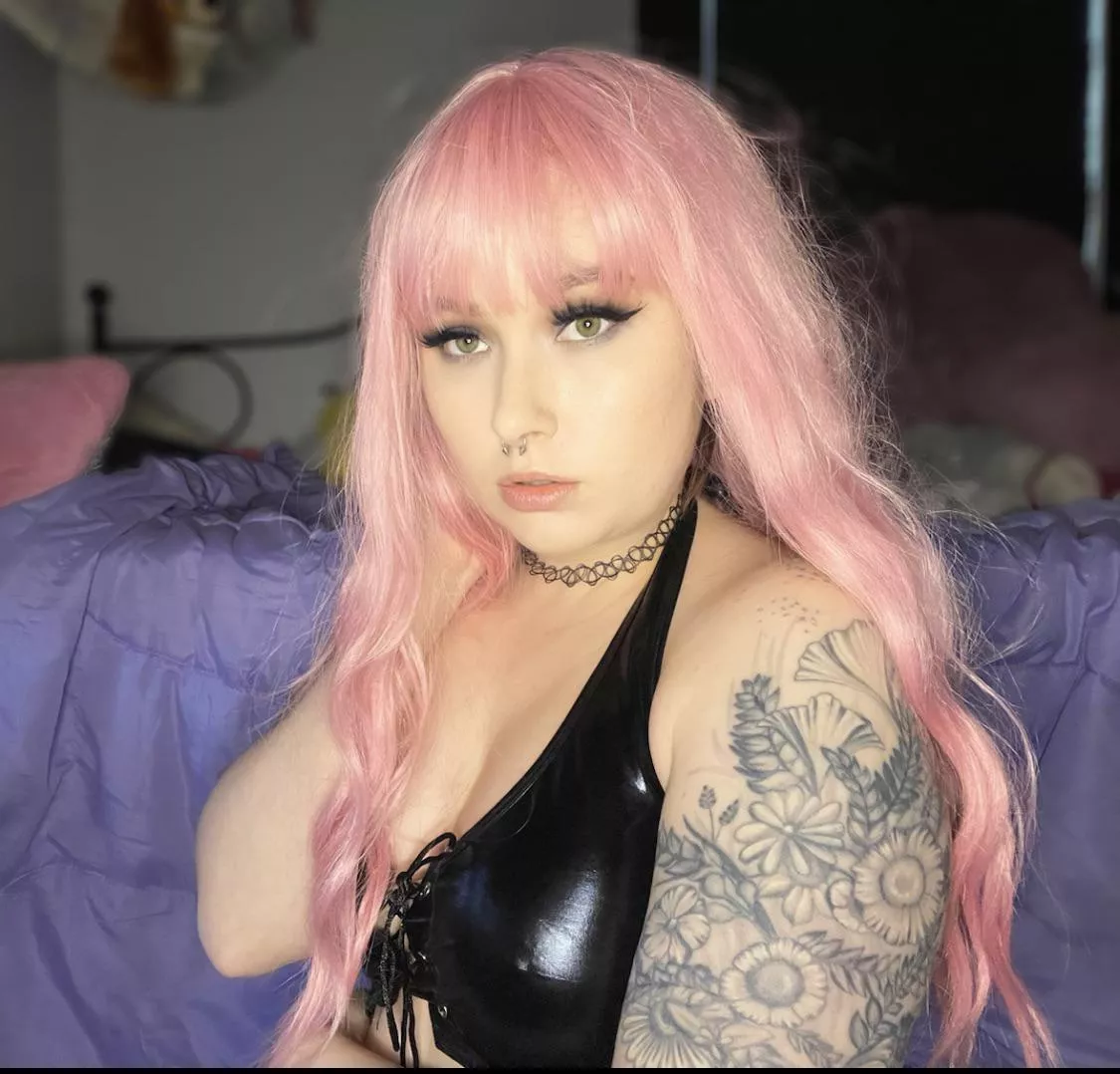 How bad do you want me to dominate you ? 🖤🖤🖤 posted by kattland13