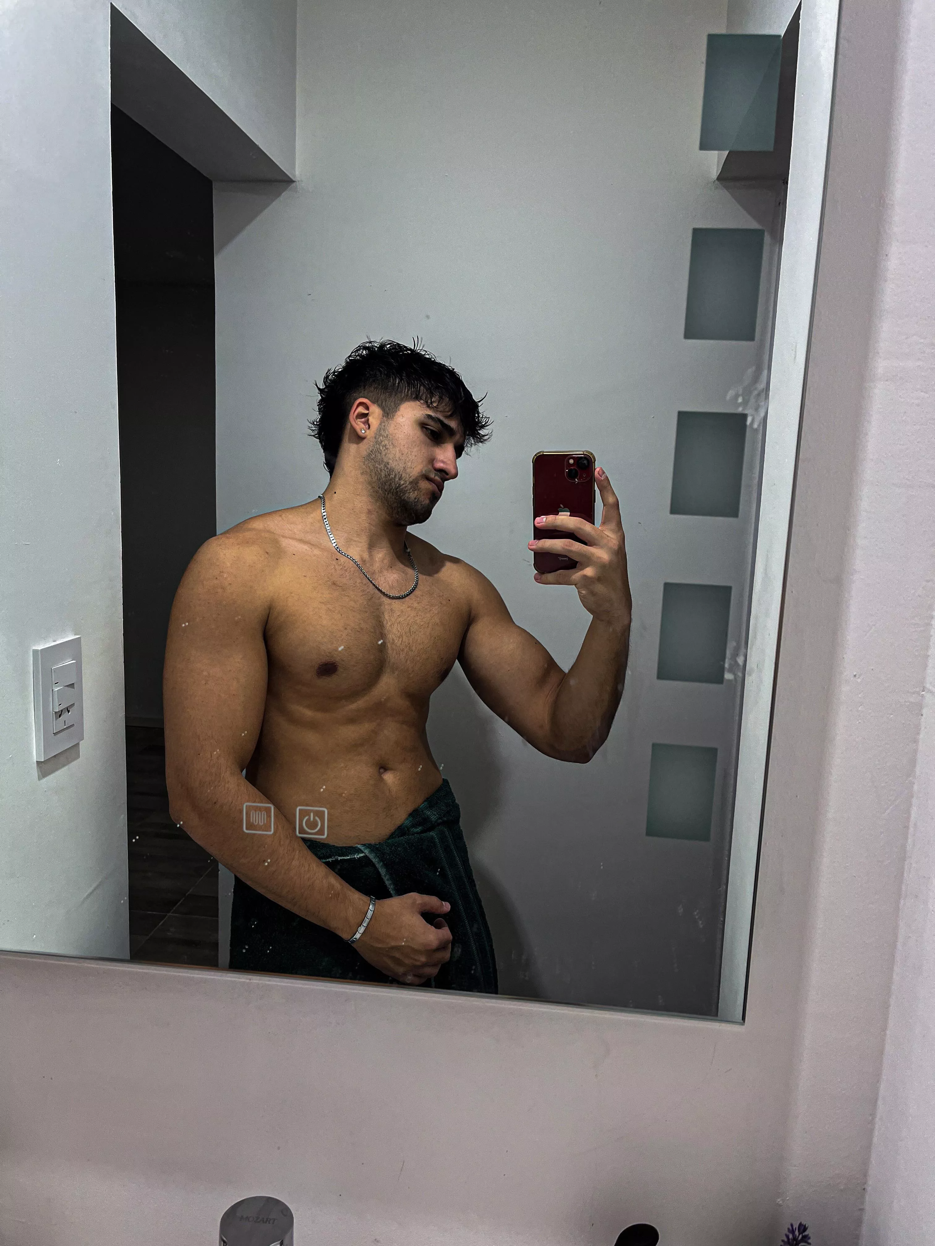 Should i let the towel drop? posted by Lucasaesthetic